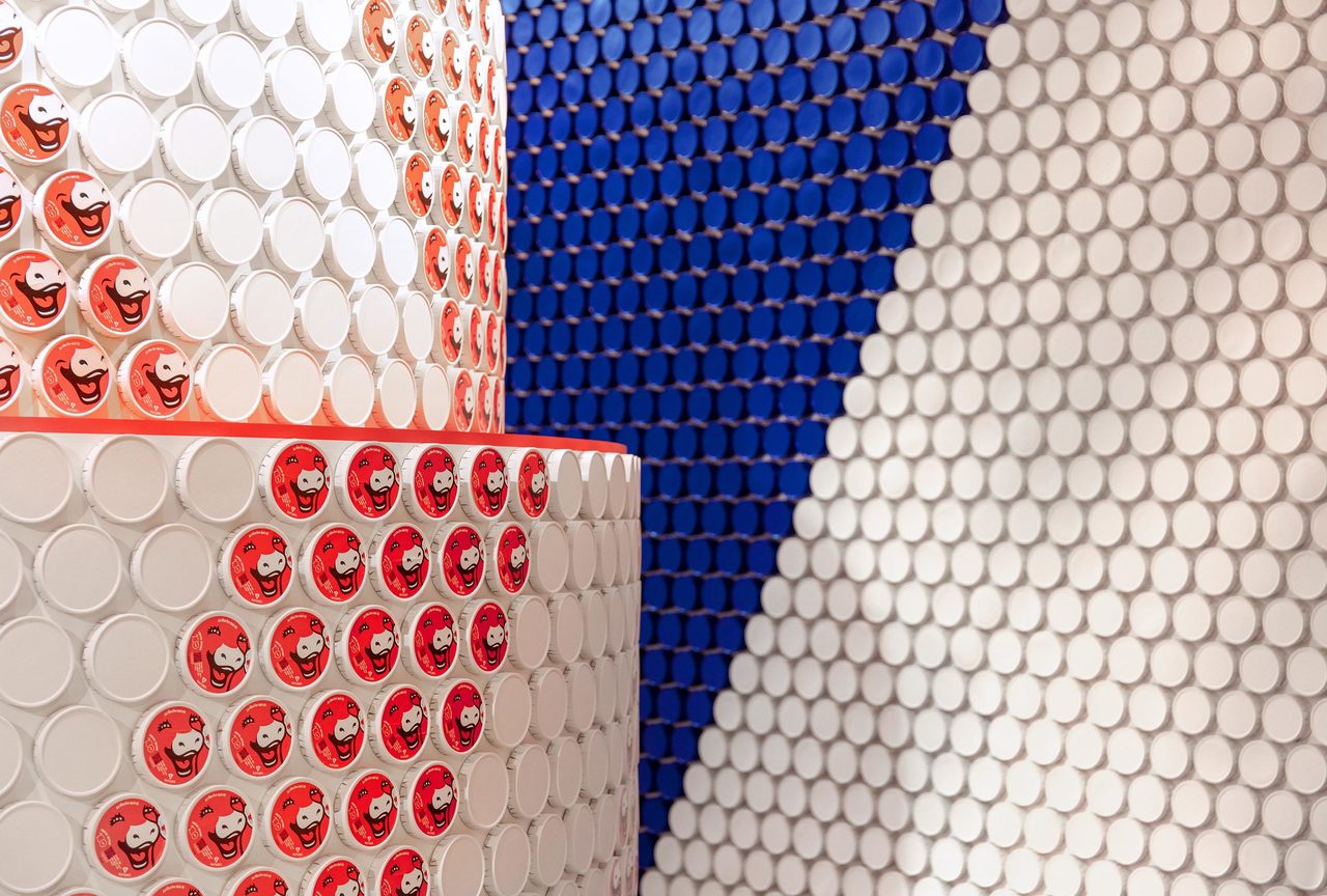 100 LAUGHS, the laughing cow factory with 10 000 boxes